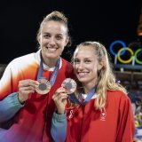De retour après la naissance de sa fille, Nina Brunner (à droite) va retrouver sa partenaire Tanja Hüberli dès 2026 KEYSTONE/ANTHONY ANEX
